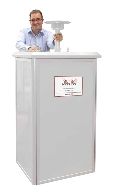 Eine Person hinter einem Pollenmonitor der Helmut Hund GmbH